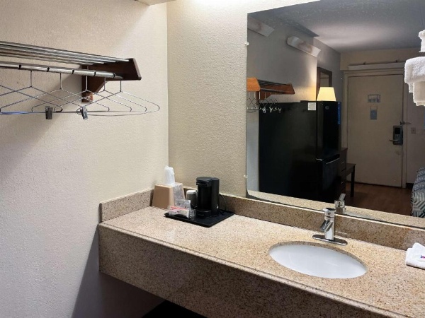 Studio 6 Suites Shreveport, LA Industrial Loop image 11